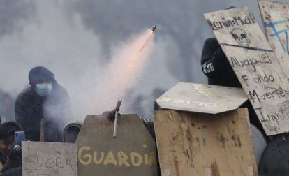 Manifestantes se enfrentan a la policía este domingo, en Quito.