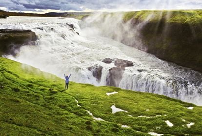 La cascada Gullfoos, conocida también como cascada Dorada, es uno de los atractivos turísticos más populares de Islandia: dos saltos sucesivos formando entre sí un ángulo recto, en el río Hvítá, cayendo en una grieta de 32 metros de profundidad, unos 20 metros de ancho, y 2,5 kilómetros de largo. En las tardes de verano es frecuente disfrutar de un arco iris dibujado en la niebla que flota sobre el cauce.