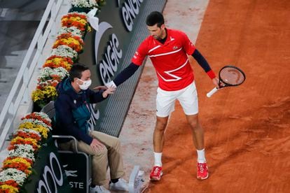 Djokovic se disculpa con un juez de línea tras golpearle de manera fortuita, este lunes en París.