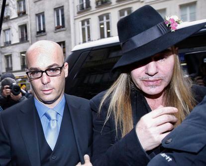 John Galliano llega a la comisaría de París esta mañana junto a su abogado.