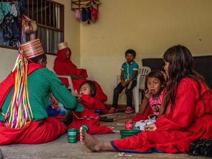 Indígenas del pueblo Embera desplazados en Ituango hacen fila por ayuda humanitaria en un albergue de la población.