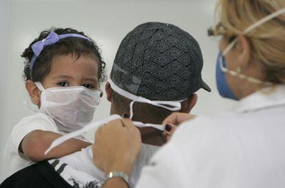 Colocación de mascarillas en un hospital de Río de Janeiro, el 27 de agosto de 2009.