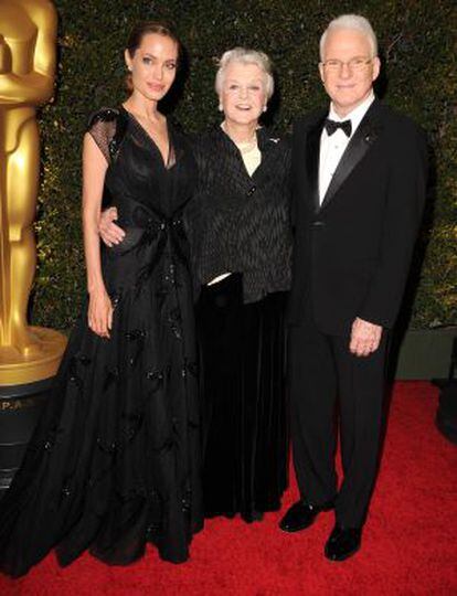 Angelina Jolie, Angela Lansbury y Steve Martin, a la entrada del acto.