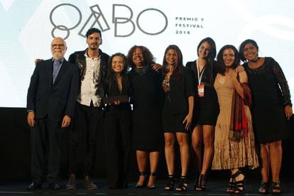 Miembros de 'El Tiempo' y de 'Efecto Cocuyo', tras recibir el premio.