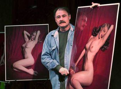 Tom Kelley, hijo, con fotografías de la serie <i>Red velvet,</i> realizadas por su padre a Marilyn Monroe.