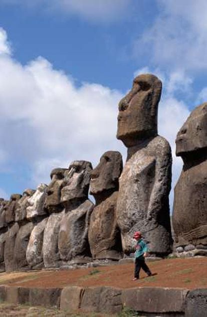 Los moáis de Isla de Pascua pesan unas 30 toneladas y miden unos seis metros.