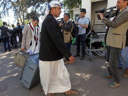 Un miembro de los Huthi que participa en las negociaciones parte del aeropuerto de la capital, Saná.
