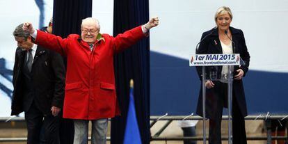 Jean-Marie Le Pen, de rojo, y su hija Marine Le Pen el pasado mayo en París.