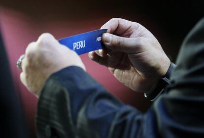 Diego Maradona sostiene la papeleta de Perú.
