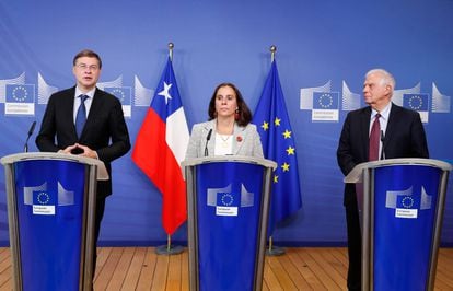 Desde la izquierda: los vicepresidentes de la Comisión Europea, Valdis Dombrovskis y Josep Borrell; en el medio, la ministra de Asuntos Exteriores chilena, Antonia Urrejola, este viernes en Bruselas.