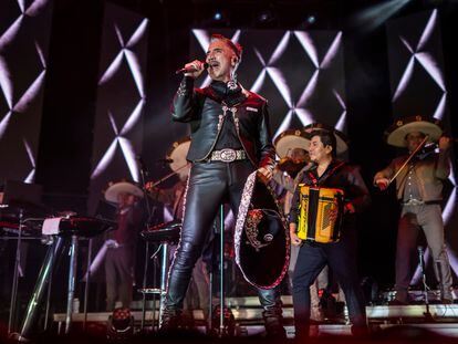 Alejandro Fernández en el concierto del WiZink Center de Madrid, el primero de su gira 'Amor y Patria', que hace en España.