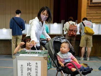 Una votante en Tokio, este domingo.