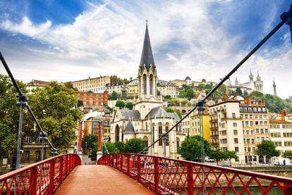 El puente peatonal de Saint Georges sobre el río Saona, con la iglesia de Saint Georges al fondo, en Lyon (Francia).