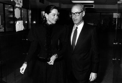 Isabel Preysler y Miguel Boyer el día de su boda en los juzgados de Madrid, en enero de 1988.