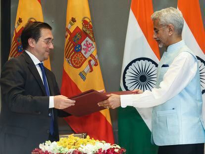 El ministro de Exteriores , José Manuel Albares, a la izquierda  intercambia documentos con su homólogo indio, Subrahmanyam Jaishankar, en Nueva Delhi.