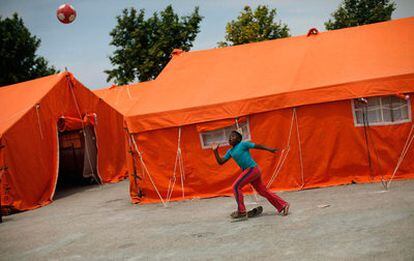 Un niño juega en un campamento instalado en Lorca para acoger a las personas que se han quedado sin hogar tras el terremoto del martes.