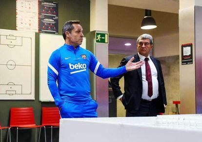 Sergi Barjuan y Laporta, este miércoles en el vestuario azulgrana, en una imagen del Barcelona.