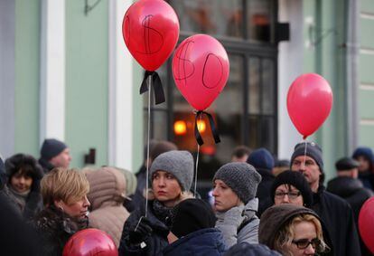 Protesta frente a la sede del Banco Central de Rusia, durante una manifestación de los titulares de hipotecas en moneda extranjera en Moscú, Rusia. Los manifestantes sostienen globos decorados con símbolos del dólar de Estados Unidos.