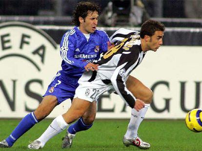 Raúl sujeta a Cannavaro, que consigue llevarse el balón por fuerza en la banda.