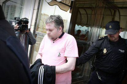 Agentes de la Policía Nacional sacan al sospechoso de haber acabado con la vida de su hijo de once años.