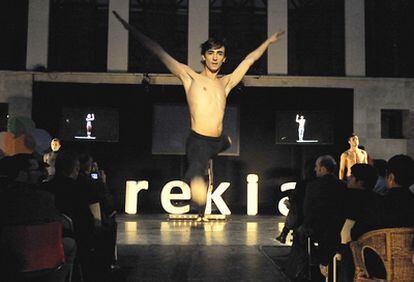 Danza durante la presentación de Irekia, la nueva web del Gobierno vasco, que tuvo lugar ayer, en Vitoria.