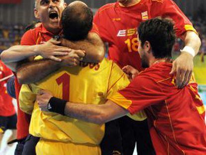 Juan Carlos Pastor, José Javier Hombrados, Iker Romero y Raúl Entrerríos celebran la victoria de España sobre Polonia en los Juegos Olímpicos de Pekín 2008