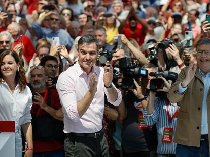 El secretario general del PSOE y presidente del Gobierno, Pedro Sánchez (c), participa este sábado en un acto de partido en la Comunitat Valenciana.