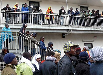 Foto tomada la semana pasada en el centro de internamiento de inmigrantes ilegales en la isla italiana de Lampedusa