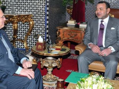 El rey de Marruecos, Mohamed VI, recibe al mediador de la ONU, Christopher Ross, el pasado 10 de abril.