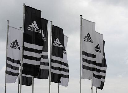 Las banderolas de Adidas frente a la sede de la empresa en Herzogenaurach (Alemania).