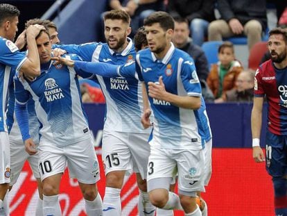 Los jugadores del Espanyol celebran el gol del empate, con Morales a la derecha.