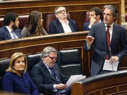 El ministro de Fomento, &Iacute;&ntilde;igo de la Serna, junto a los titulares de Empleo, F&aacute;tima B&aacute;&ntilde;ez, y de Educaci&oacute;n, Cultura y Deportes, &Iacute;&ntilde;igo M&eacute;ndez de Vigo, durante su intervenci&oacute;n en la sesi&oacute;n de Control al Gobierno hoy en el Congreso de los Diputados.