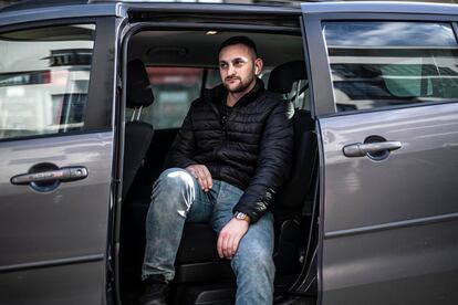 Uladzislau Prapushniak, in the vehicle he uses as an Uber driver, this Saturday in Warsaw. 