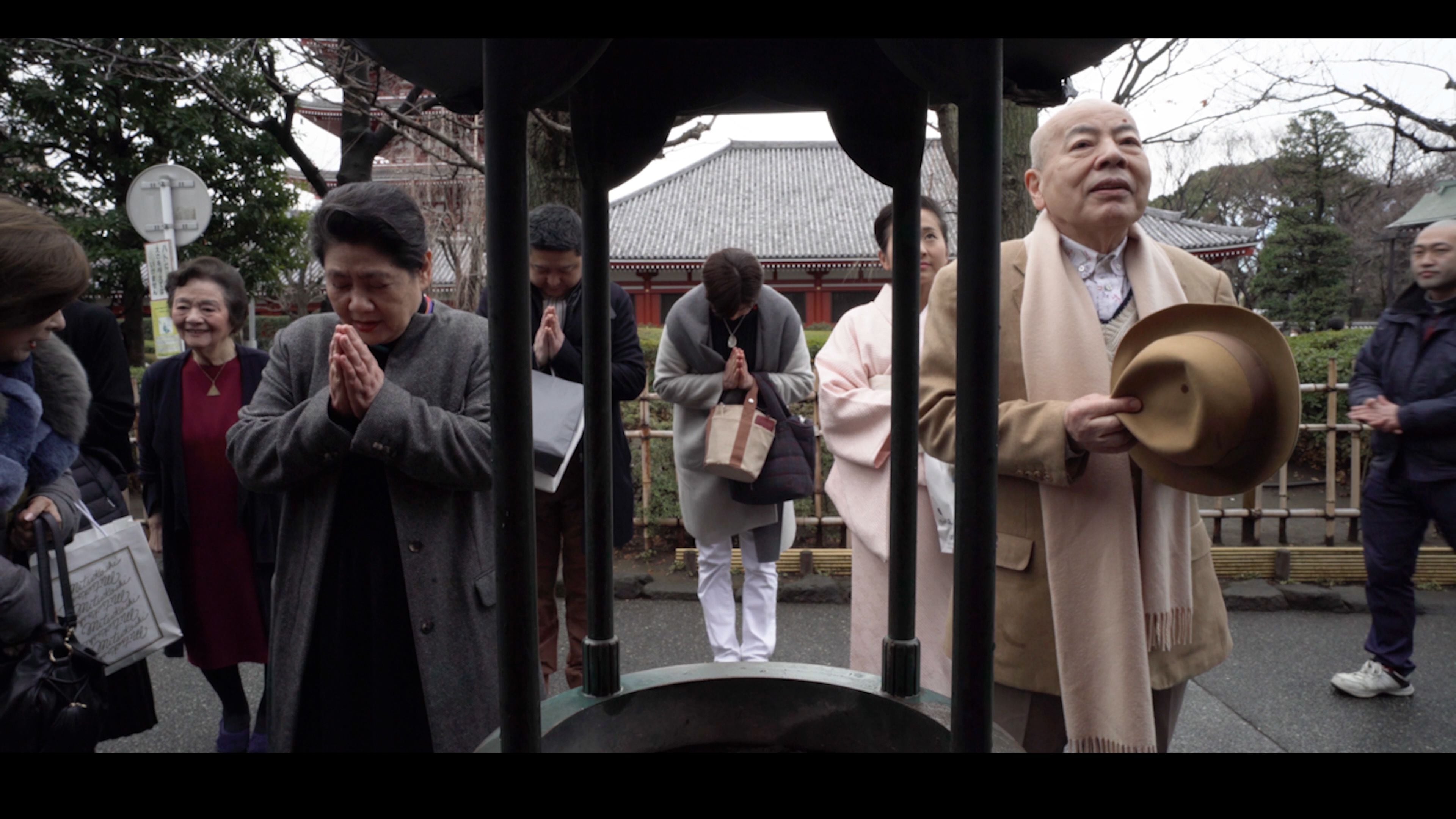 El matrimonio Ishida, Hiroyoshi y su esposa Tomiko, en un templo rezando tras su jornada laboral.