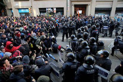 Carga de agentes antidisturbio de los 'mossos' contra los manifestantes en Vía Laitena (Barcelona).