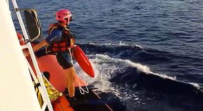 La guardia costera italiana se dispone a recatar a los inmigrantes que han naufragado cerca de Lampedusa (Italia), 3 de octubre de 2013.