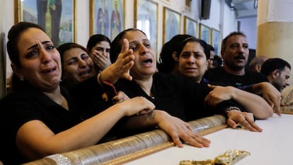 La madre de tres niños muertos durante el incendio, ayer en el funeral en una iglesia de Giza.