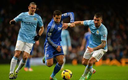 Hazard se escapa de Kolarov, el lunes ante el Manchester City.