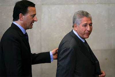 Frattini (izquierda), junto al secretario de la World Islamic Society, Mohamed Ahmed Sherif, en Bruselas.