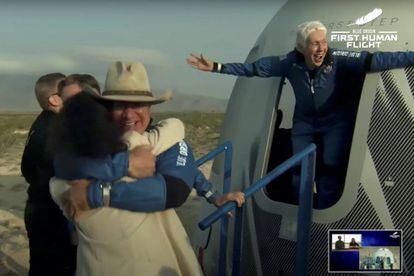 El multimillonario Jeff Bezos y la pionera aviadora Wally Funk celebran el éxito del vuelo tras el aterrizaje. El cohete impulsó la cápsula hasta los 106 kilómetros, por encima de la línea que marca internacionalmente el comienzo del espacio.
