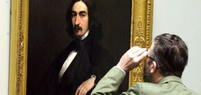 Una persona contempla un cuadro de una exposici&oacute;n patrocinada sobre el retrato espa&ntilde;ol en el Museo del Prado. Juan L&aacute;zaro