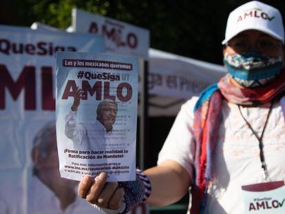 Ciudadanos que apoyan al presidente de México, Andrés Manuel López Obrador, recaban firmas para la ratificación de su mandato.