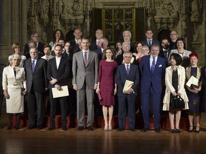 Los reyes Felipe VI y Letizia, ayer junto con los galardonados con los Premios Nacionales de Cultura 2014.