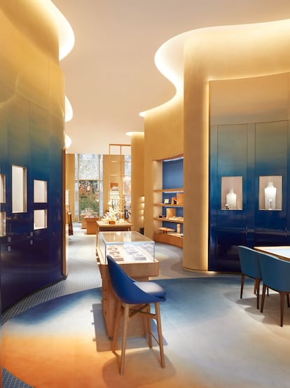 Las formas orgánicas de la arquitectura modernista han inspirado el interiorismo del local.