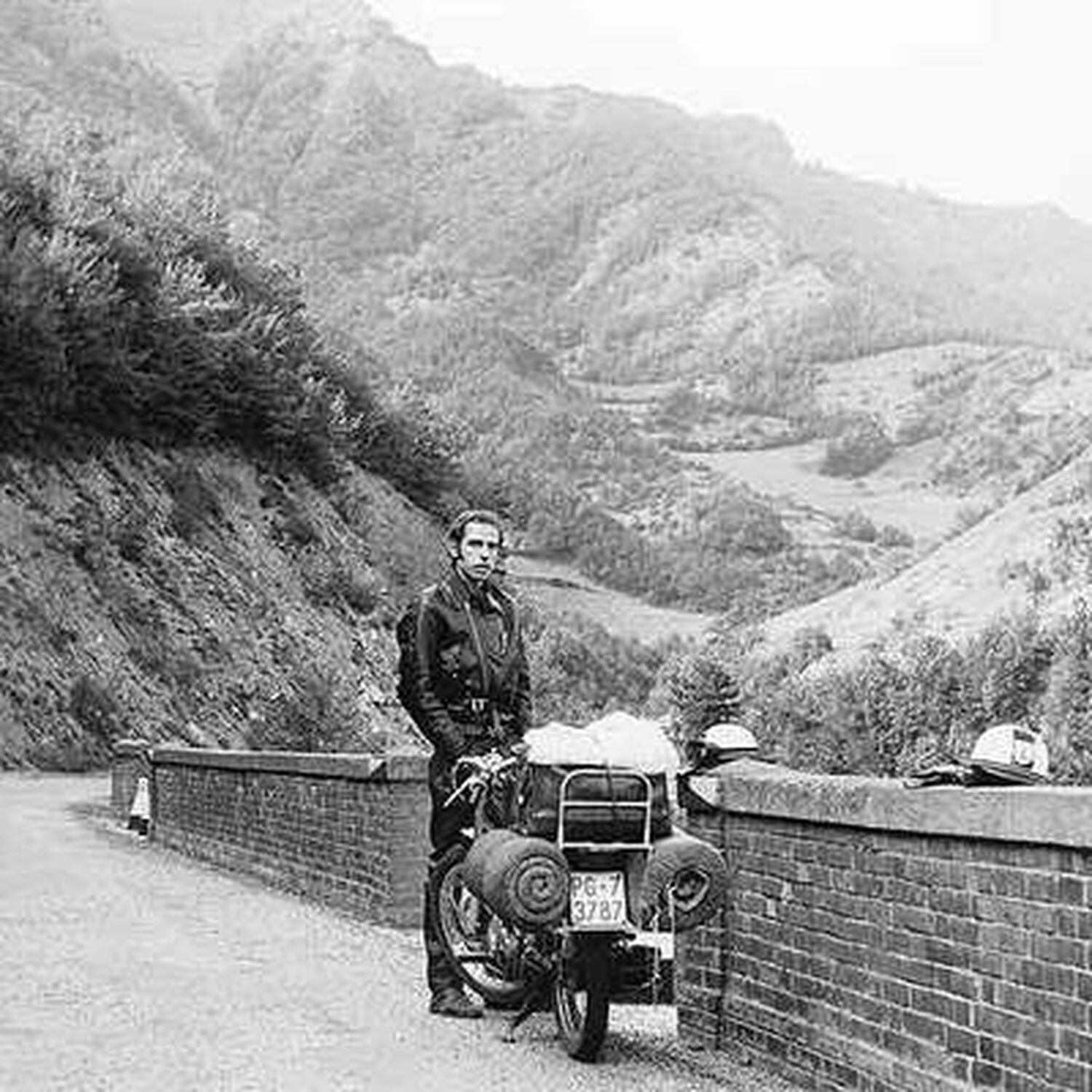 Walter Murch y su Ducati 200 Elite, en los Apeninos, durante un viaje desde Perugia a París con Matthew Robbins en 1963.