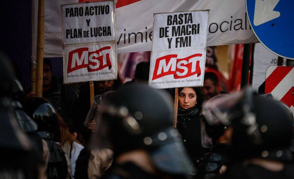 Protesta contra el Gobierno de Mauricio Macri en el centro de Buenos Aires.