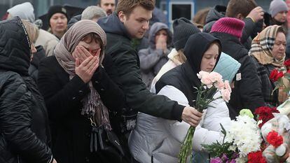 Numerosos ciudadanos rusos se acercaron este domingo a depositar flores ante el complejo Crocus de Moscú, escenario de la matanza reivindicada por el ISIS.