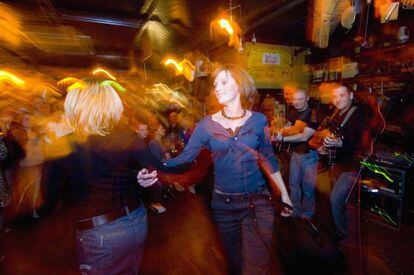 Música y baile en un bar de Belfast.