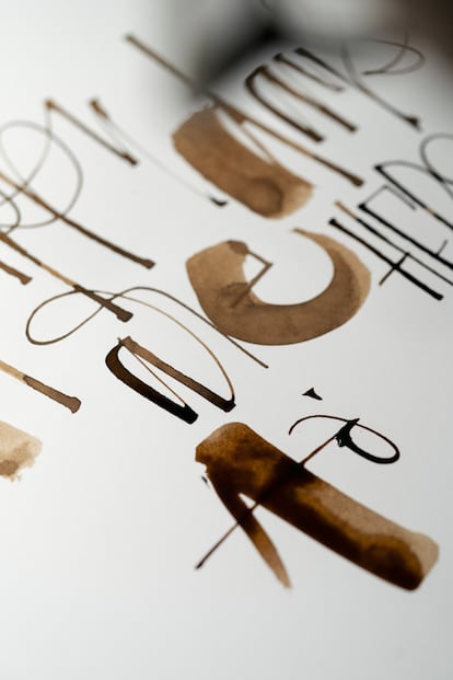 This type of writing moves away from traditional styles to enter fully into contemporary gestural hybrids, with a combination of materials and movements.  Calligraphy can be imitated but the use of the tools and especially the movement of each person when using them is unique, according to the calligrapher.