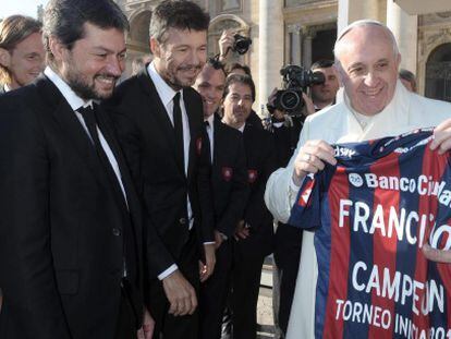 El Papa recibe una camistea del San Lorenzo.